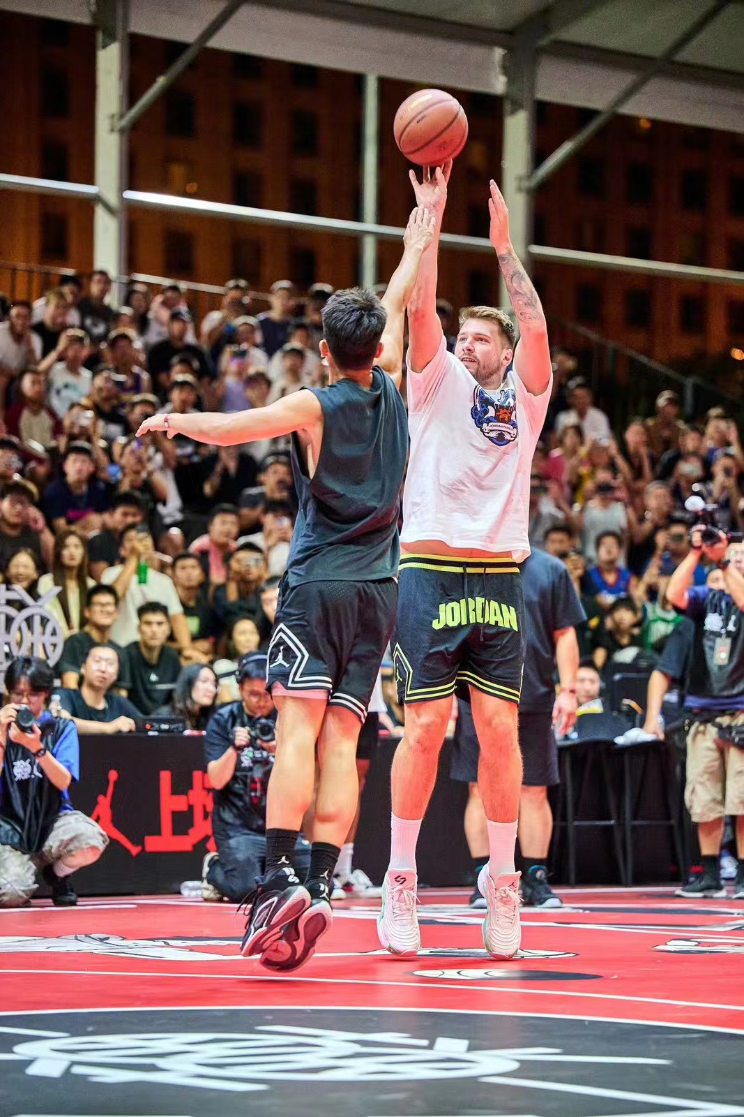 Sport har ingen grænser, basketballspillere og fans går begge veje